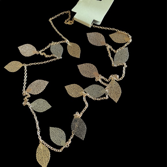 NWT mixed metal long necklace with leaves - Picture 4 of 7